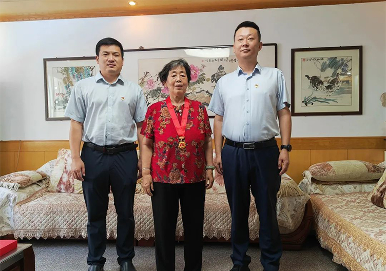 庆七一 念党恩 | “光荣在党50年”纪念章颁发！
